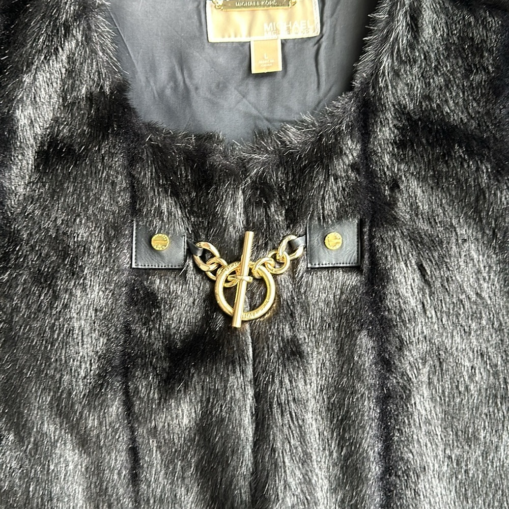 Women’s Michael Kors black faux fur vest with gold link details size large - Picture 4 of 8